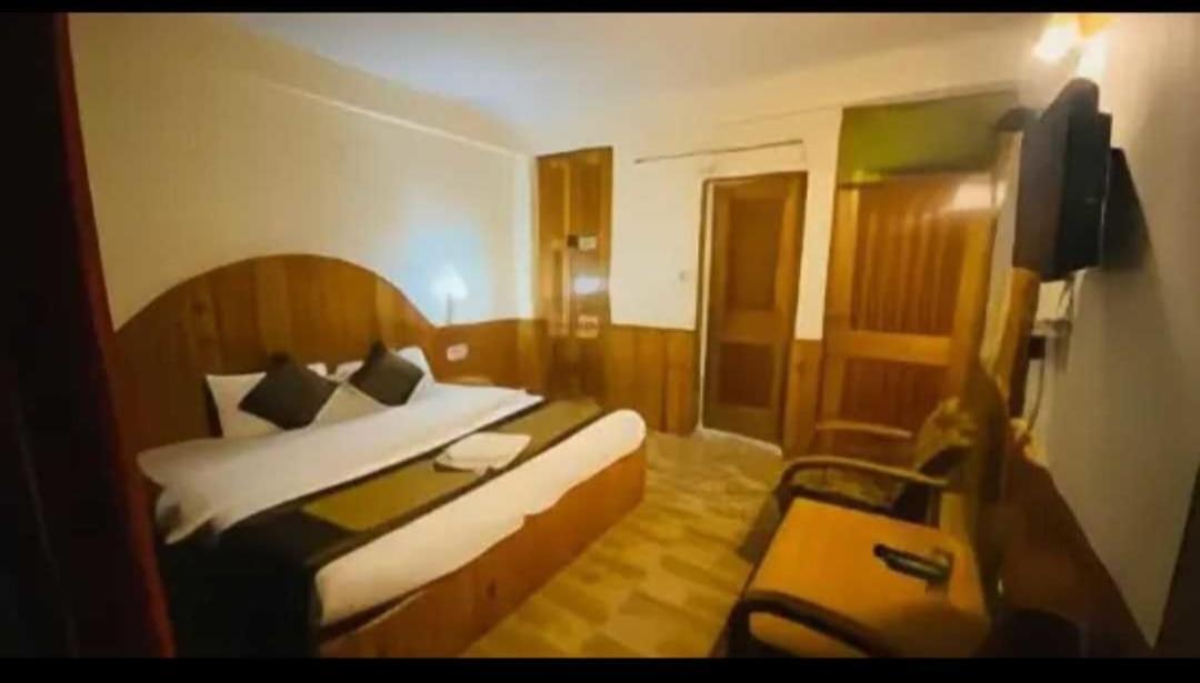 Hotel Hadimba Regency ! Free 4 Wheeler Parking ! Mountain View Rooms ! Near Mall Road Manali المظهر الخارجي الصورة